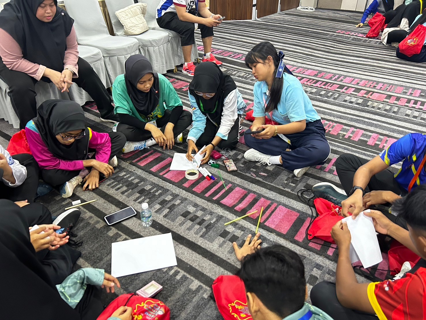 LINE_ALBUM_khay Stem and English Camp n prathes maleseiy_241120_7.jpg